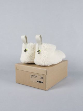 <h2>in my house</h2><h3>airbag craftworks</h3>
<p>fluffy perfect house shoes for cold days. handmade in germany from genuine lamb's wool & leather sole.
<p>
<div class="shop_page"><a href="http://airbagcraftworks.com/en/shop/71/A2-white"  target="blank"> → Kaufen</a></div>
<div class="salon_page"><a href="http://salon.airbagcraftworks.com/"  target="blank"> → salon.airbagcraftworks.com</a></a>