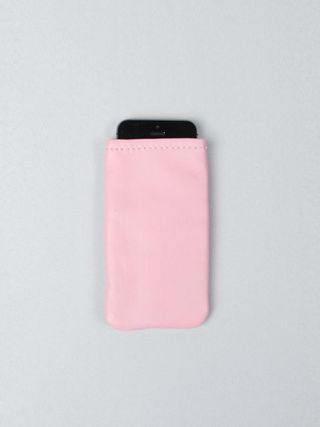<h2>iphone sleeve</h2><h3>airbag craftworks</h3>
<p>

high-end-iphone-sleeve from italian lambs leather. with supersoft lining for iphone 4 & 5<p>
<div class="shop_page"><a href="http://airbagcraftworks.com/en/shop/267/A2-brown"  target="blank"> → Kaufen</a></div>
<div class="salon_page"><a href="http://salon.airbagcraftworks.com/"  target="blank"> → salon.airbagcraftworks.com</a></a>